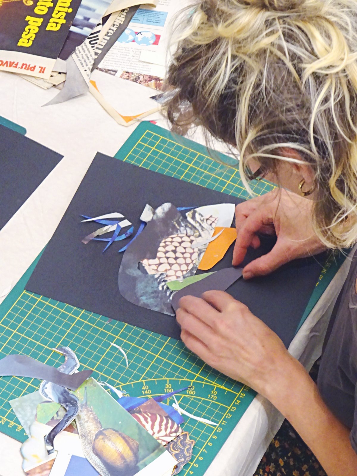 image de l'atelier artistique « Papier-ciseaux-colle » animé par Bill Noir à l'espace sans nom