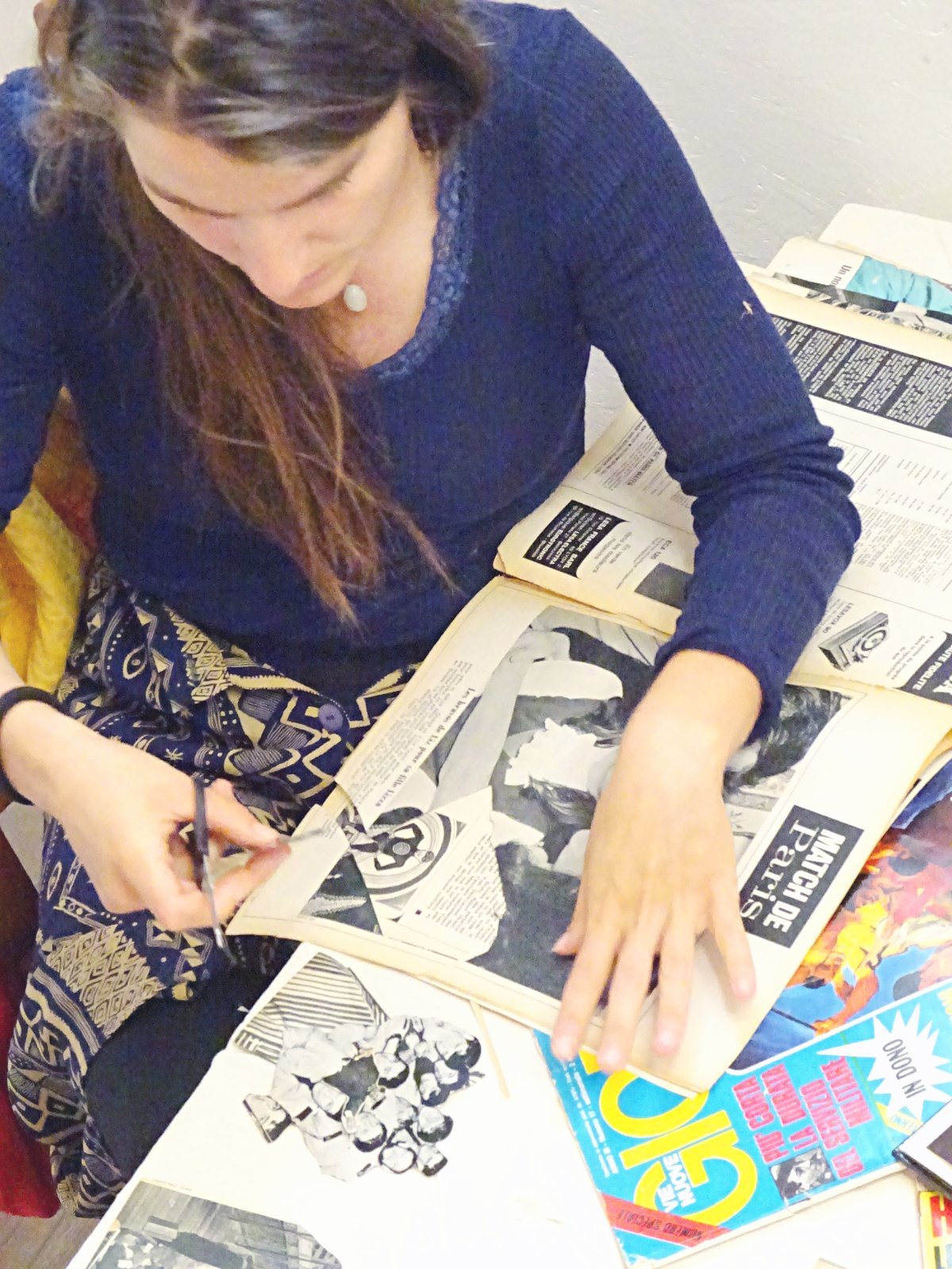 image de l'atelier artistique « Papier-ciseaux-colle » animé par Bill Noir à l'espace sans nom
